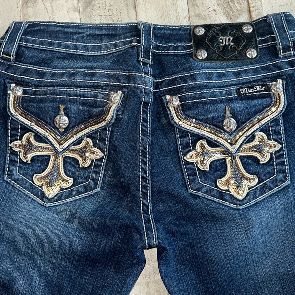 🎀 Miss Me Signature Boot Jeans Bling Back Pockets With Gold/White Cross Design